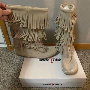 Minnetonka women’s 3 layer fringe boot in stone color, size 12 US